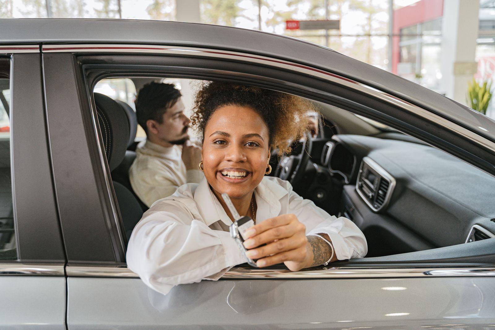 Cliente recogiendo las llaves de su coche